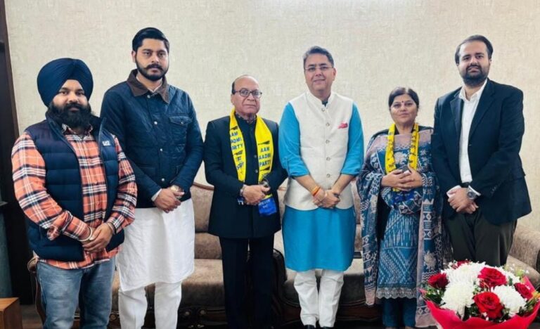 Mayor Jagdish Raja joins AAP: कांग्रेस को बड़ा झटका, पूर्व मेयर जगदीश राजा पत्नी सहित आप पार्टी में शामिल Mayor Jagdish Raja joins AAP