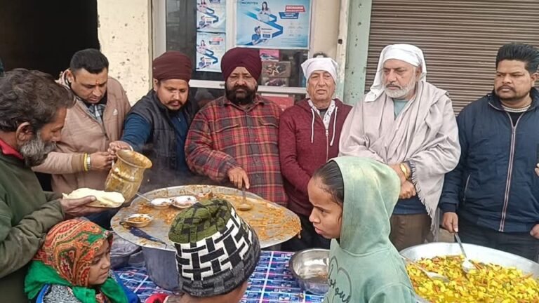 दशम पिता गुरु गोबिंद सिंह महाराज जी के प्रकाश पर्व पर गुरु नानक मार्किट लम्मा पिंड चौक जालन्धर में लगाया विशाल लंगर